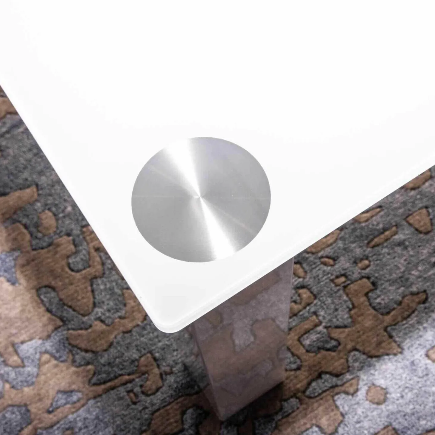 Couchtisch Rimini Optiwhiteplatte Applikationen in Titansilber Füße RAL 9003 HG