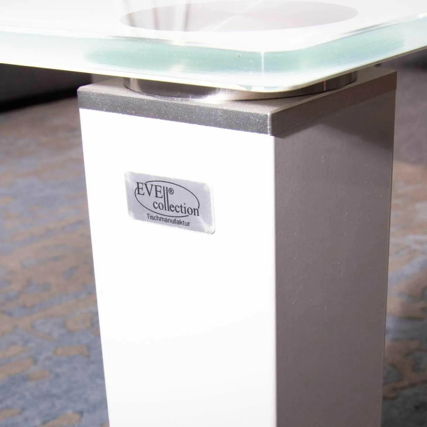 Couchtisch Rimini Optiwhiteplatte Applikationen in Titansilber Füße RAL 9003 HG