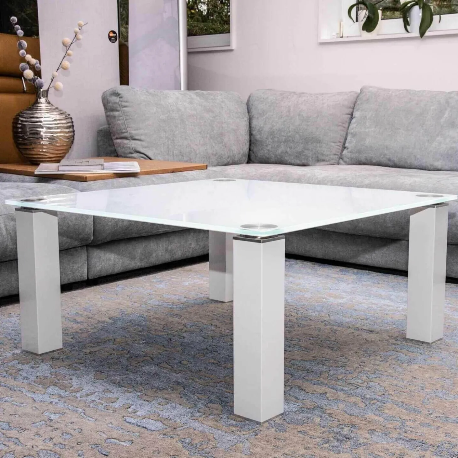Couchtisch Rimini Optiwhiteplatte Applikationen in Titansilber Füße RAL 9003 HG