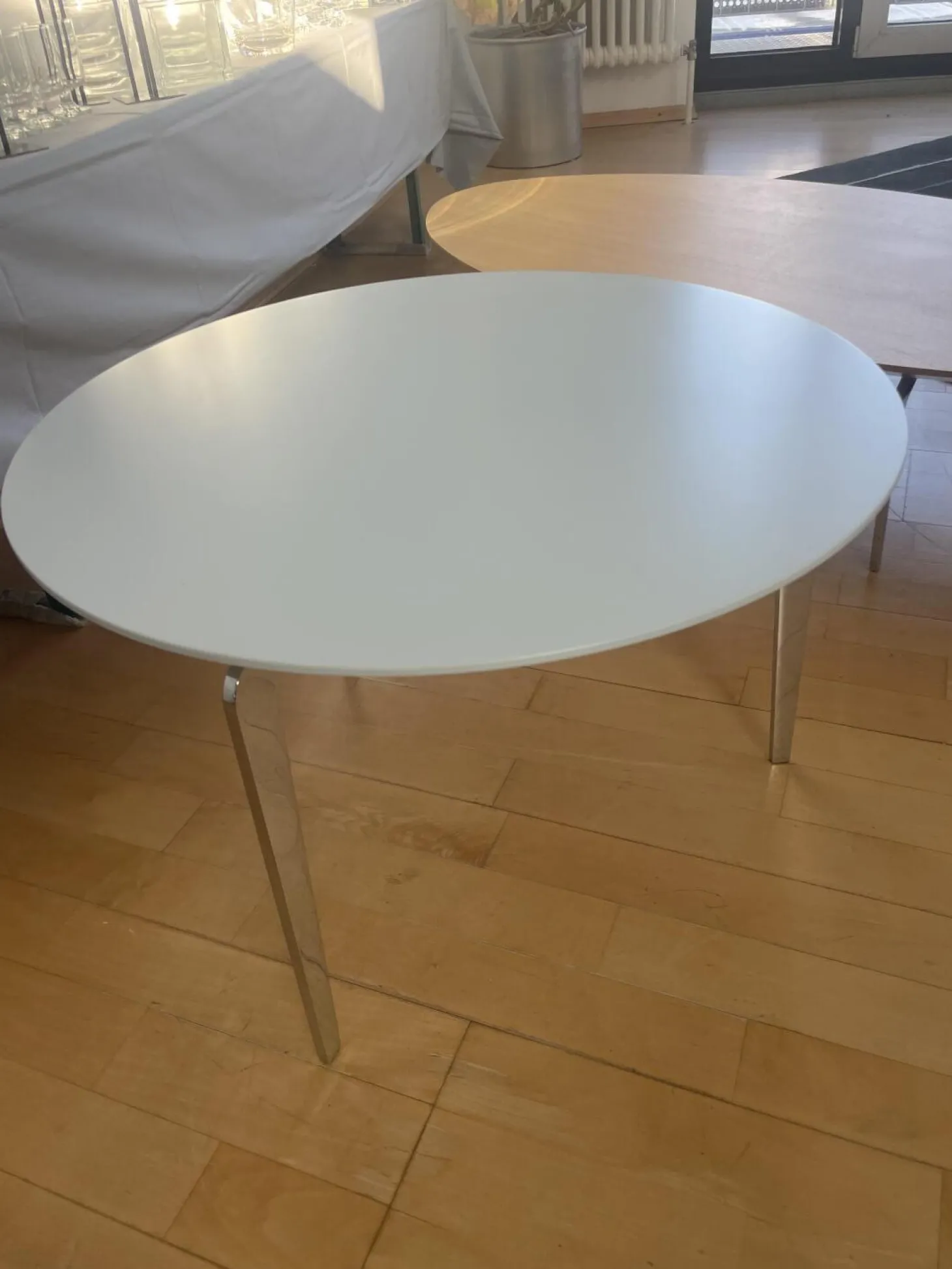 Couchtisch Solo Rund Platte Lack Kristallblau Blau Weiß Füße Chrom