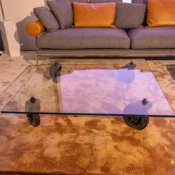 Couchtisch Tavola con Ruota Grande, Design Gea Aulenti 1980, geschliffenes Glas 15 mm, Gestell Rollen schwarz