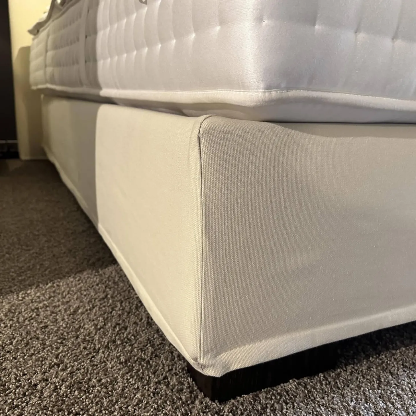 Doppelbett Basis Stoff 11-10318 Gr. 1 Füße QF10 71L Eiche Wenge Lackiert Mit Integrierter Unterfederung