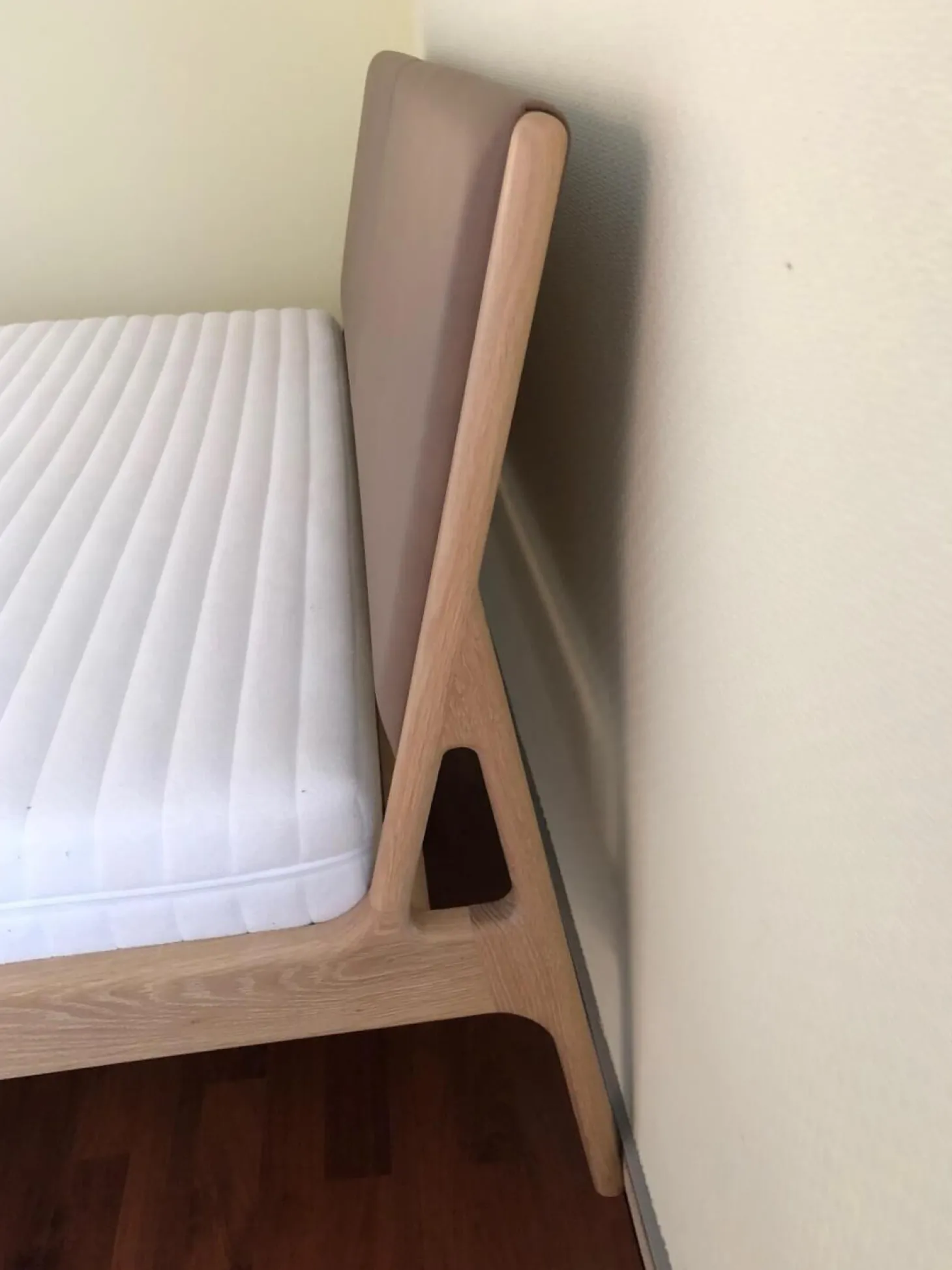 Doppelbett Fawn Eiche Massiv Weiß Geölt Kopfteil Bezug Leder ohne Lattenrost ohne Matratze
