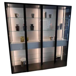 Doppel-Vitrine Vita Türen Glas Rahmen Aluminium Lack Außen Schwarz Rückwand MDF Grau Weiß Mit Beleuchtung