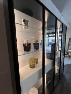 Doppel-Vitrine Vita Türen Glas Rahmen Aluminium Lack Außen Schwarz Rückwand MDF Grau Weiß Mit Beleuchtung