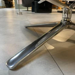 Drehsessel Cordia Bezug Leder Semi Nougat 280 4-Fuß Drehgestell Aluminium Poliert Mit Hocker