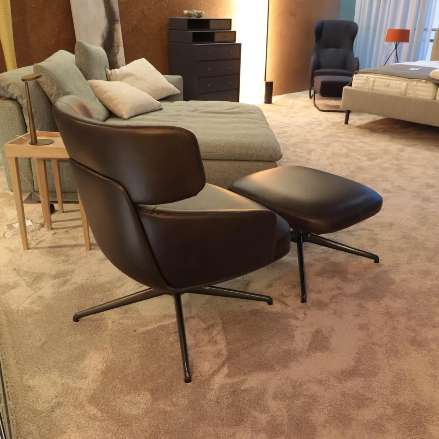 Drehsessel Piccadilly PPA1 Leder S9336 Fango Braun Schwarz Gestell Hochglänzend Zinnfarbig Mit Hocker PPF1