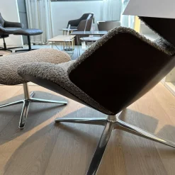 Drehsessel Shrimp Mit Hocker Stoff 14002 Hellgrau Holzschale Eiche Braun D73