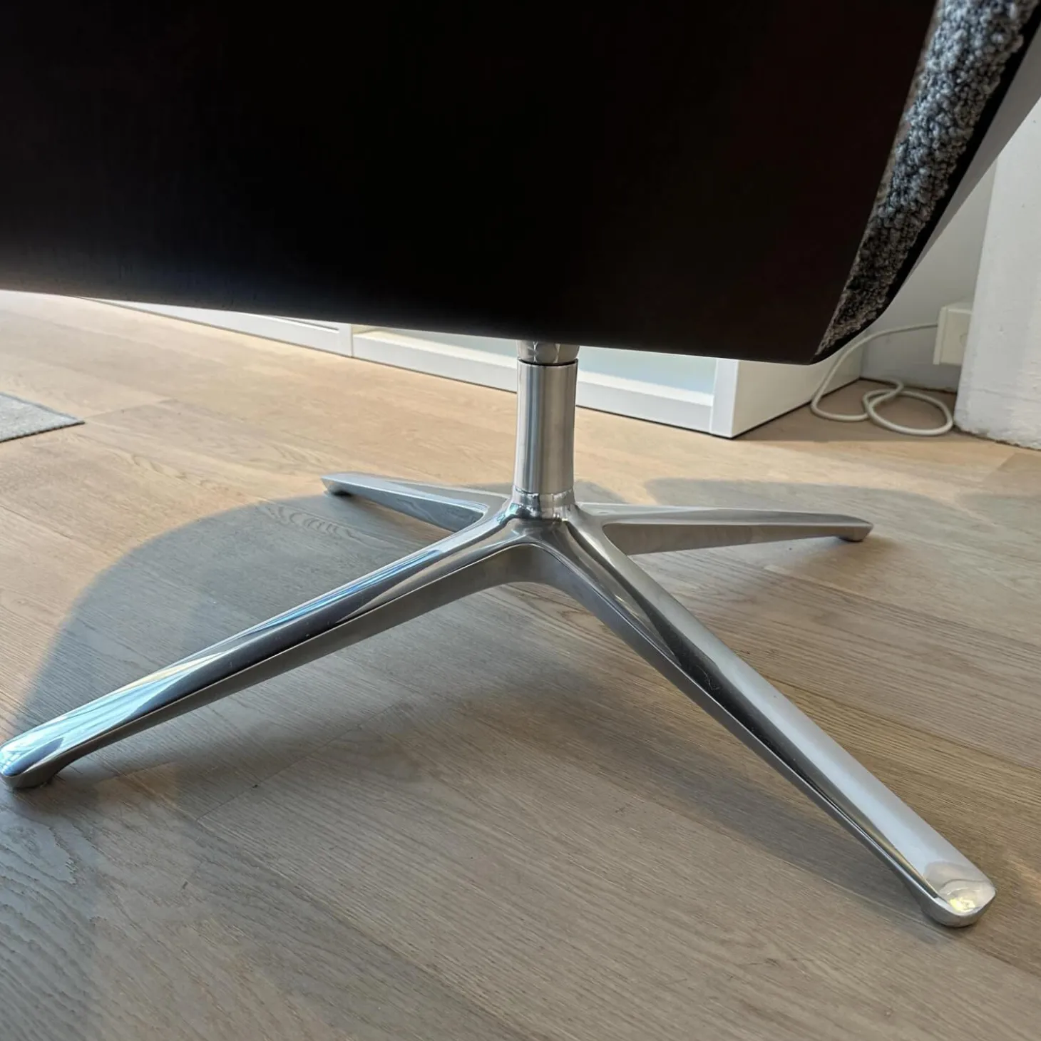 Drehsessel Shrimp Mit Hocker Stoff 14002 Hellgrau Holzschale Eiche Braun D73