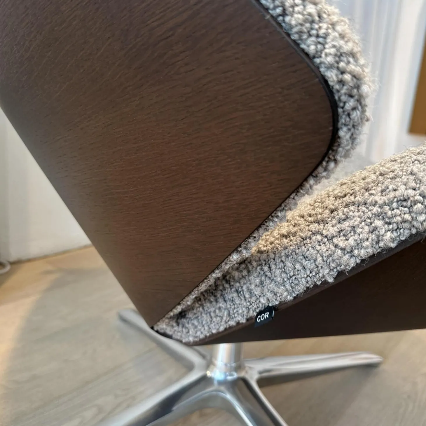 Drehsessel Shrimp Mit Hocker Stoff 14002 Hellgrau Holzschale Eiche Braun D73