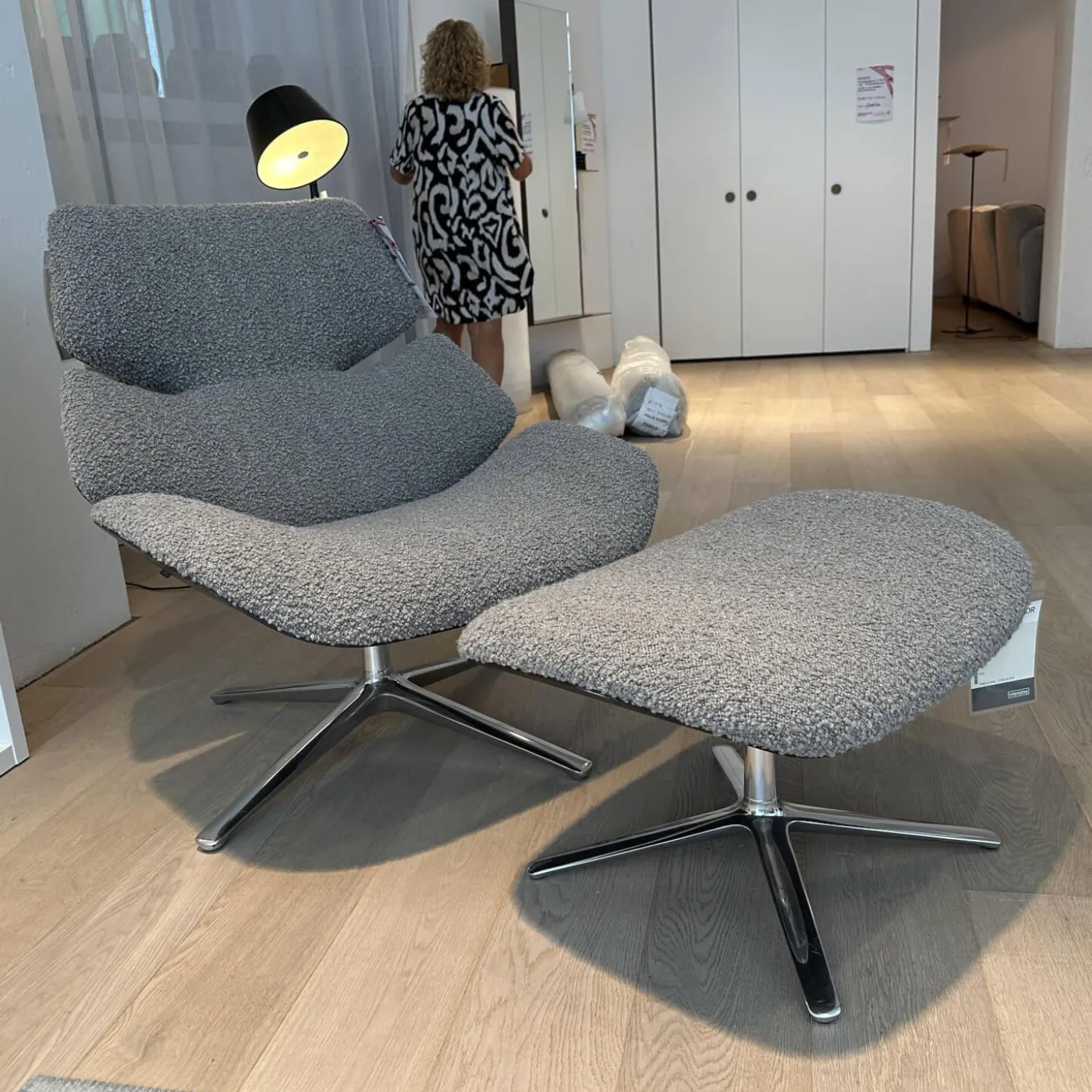 Drehsessel Shrimp Mit Hocker Stoff 14002 Hellgrau Holzschale Eiche Braun D73