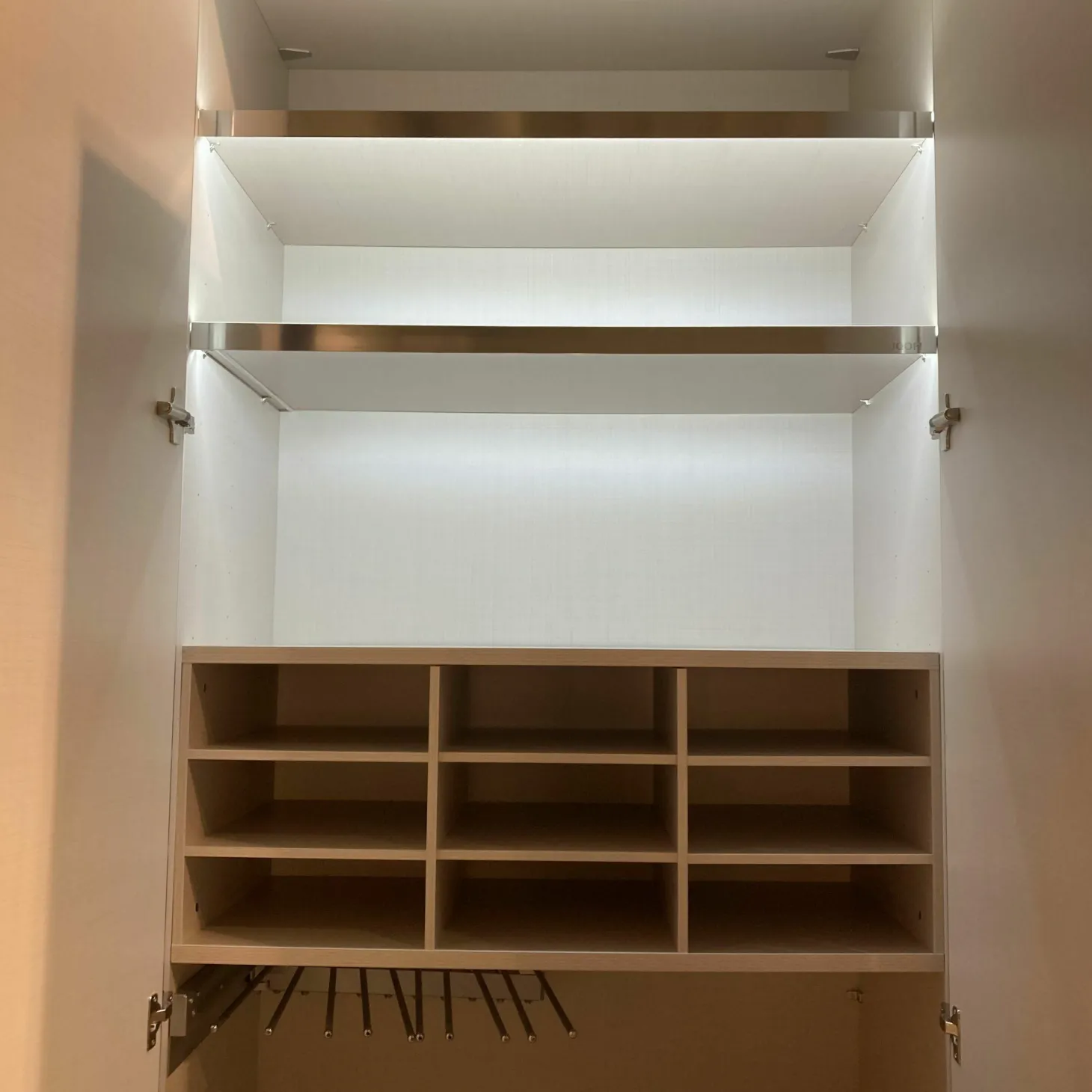 Drehtürenschrank 45201 Front Sandglas mit Siebdrucke Korpus Sandfarben 6 Türen und 2 Schubladen