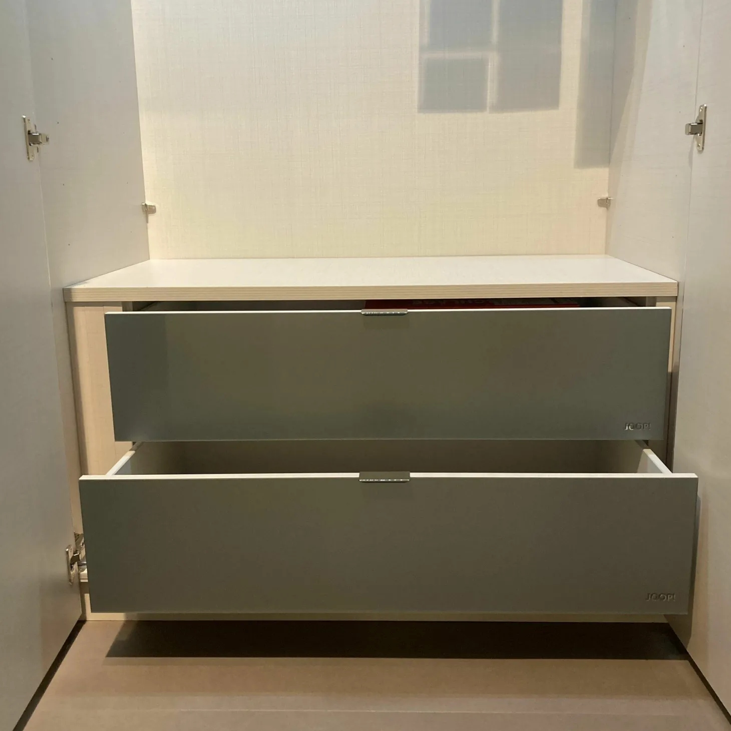Drehtürenschrank 45201 Front Sandglas mit Siebdrucke Korpus Sandfarben 6 Türen und 2 Schubladen