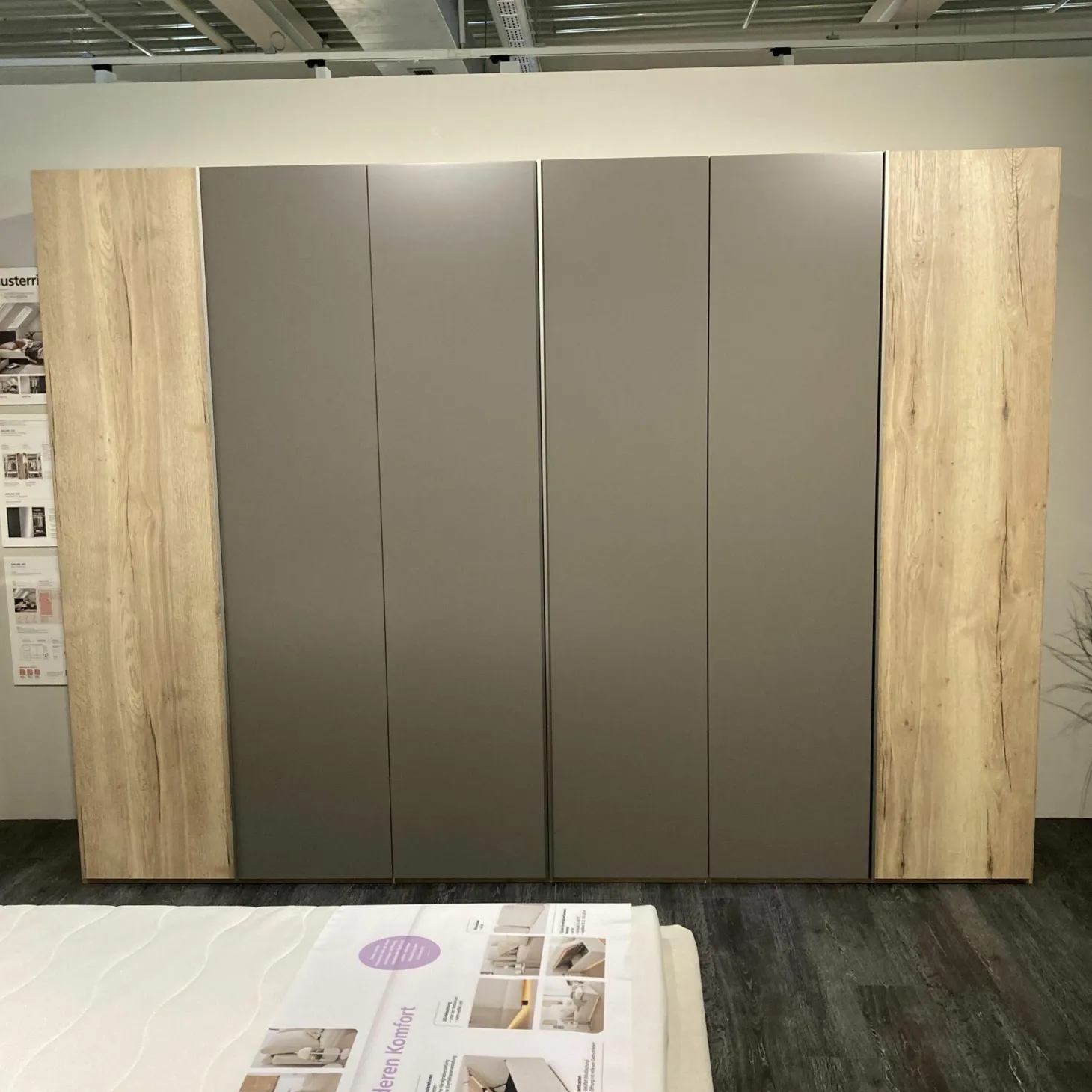 Drehtürenschrank Airline 100 Eiche Silea Front Lack Terrabraun Matt