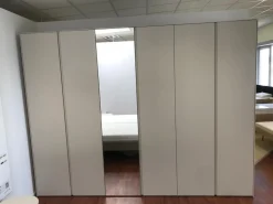 Drehtürenschrank Neo Lack Seidengrau Innenlack Weiß mit Spiegeltüre