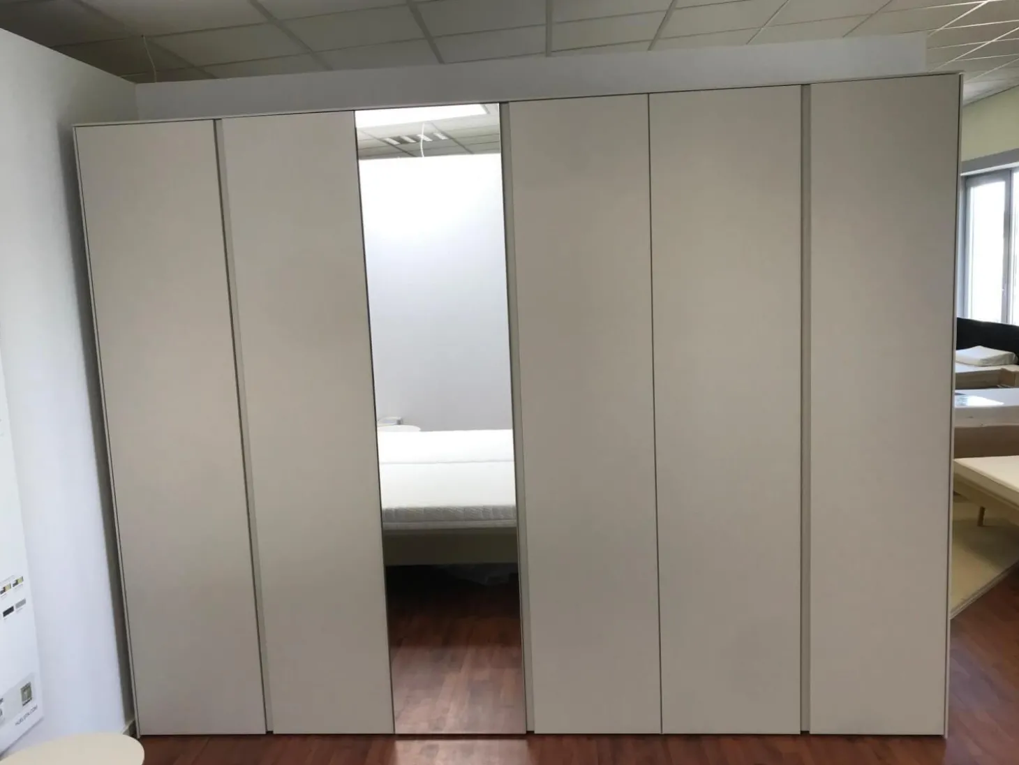 Drehtürenschrank Neo Lack Seidengrau Innenlack Weiß mit Spiegeltüre