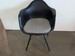 Eames Plastic Armchair DAW Sitzfläche Stoff Checker 01 Schwarz Weiß Schale Kunststoff Gestell Massivholz Ahorn Schwarz Lackiert