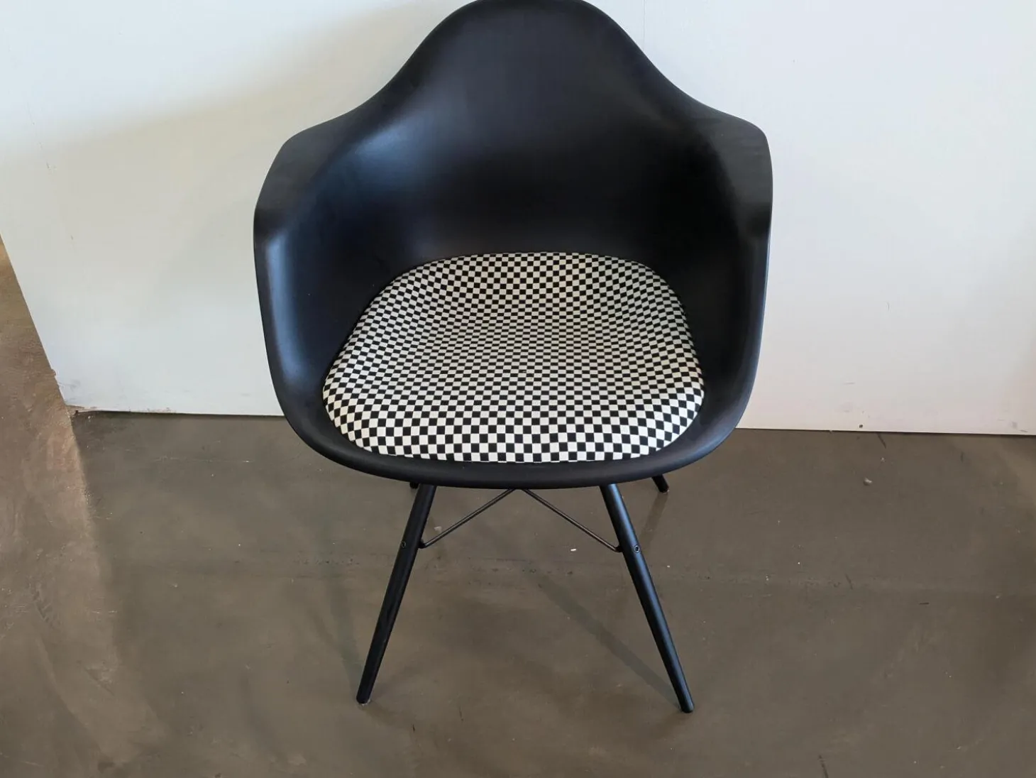 Eames Plastic Armchair DAW Sitzfläche Stoff Checker 01 Schwarz Weiß Schale Kunststoff Gestell Massivholz Ahorn Schwarz Lackiert