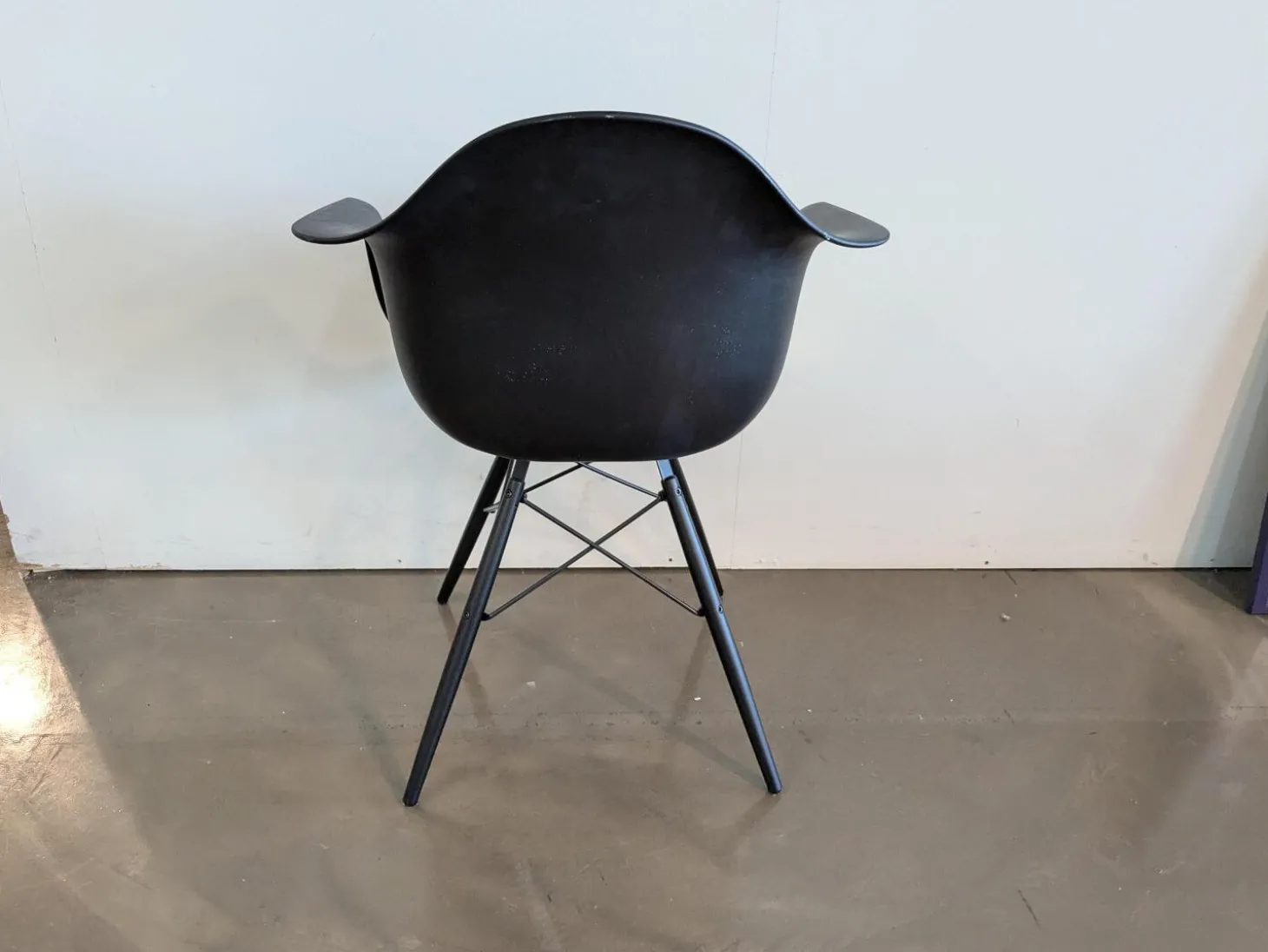 Eames Plastic Armchair DAW Sitzfläche Stoff Checker 01 Schwarz Weiß Schale Kunststoff Gestell Massivholz Ahorn Schwarz Lackiert