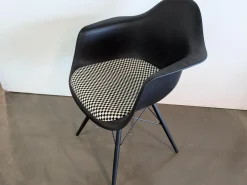 Eames Plastic Armchair DAW Sitzfläche Stoff Checker 01 Schwarz Weiß Schale Kunststoff Gestell Massivholz Ahorn Schwarz Lackiert