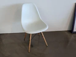 Eames Plastic Sidechair DSW Sitzschale Kunststoff Weiß Gestell Ahorn Geölt