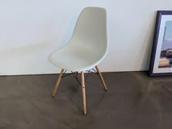 Eames Plastic Sidechair DSW Sitzschale Kunststoff Weiß Gestell Ahorn Geölt