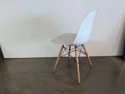 Eames Plastic Sidechair DSW Sitzschale Kunststoff Weiß Gestell Ahorn Geölt