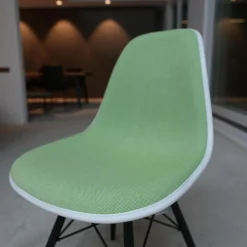 Eames Platic Sidechair DSW Vollpolster Stoff Hopsak Wiesengrün Elfenbein Kederfarbe Weiß Gestell Ahorn Schwarz