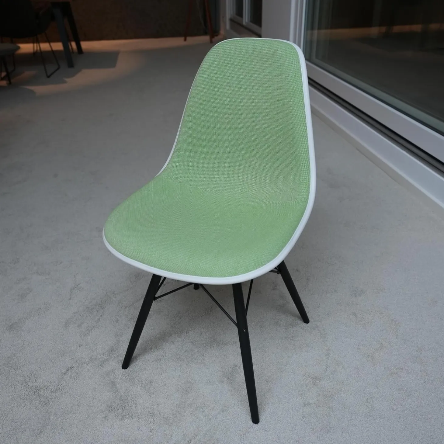 Eames Platic Sidechair DSW Vollpolster Stoff Hopsak Wiesengrün Elfenbein Kederfarbe Weiß Gestell Ahorn Schwarz