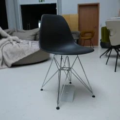 Eames Platic Sidechair DSR Drahtgestell Mit Verstrebungen Verchromt Sitzschalenfarbe Schwarz