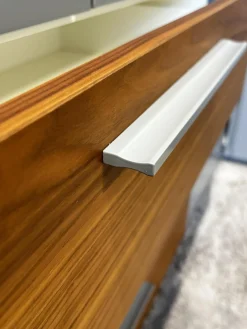 Eckschrank Aliga Front Und Korpus Lack Platingrau Grau Weiß Absetzung Kernnussbaum Inklusive Beleuchtung