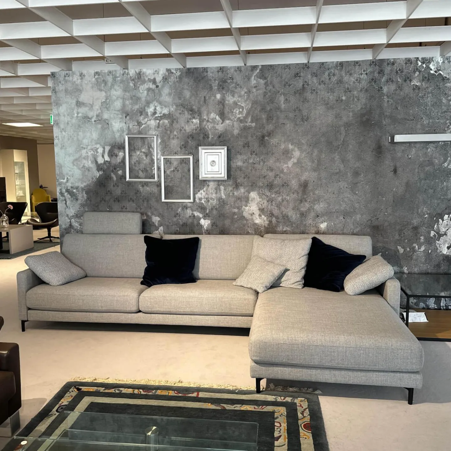 Ecksofa 011 Ego G Stoff 18 113 Signalgrau Gussfuß Aluminium Glatt Verkehrsschwarz Inklusive Kopfstütze Und Kissen