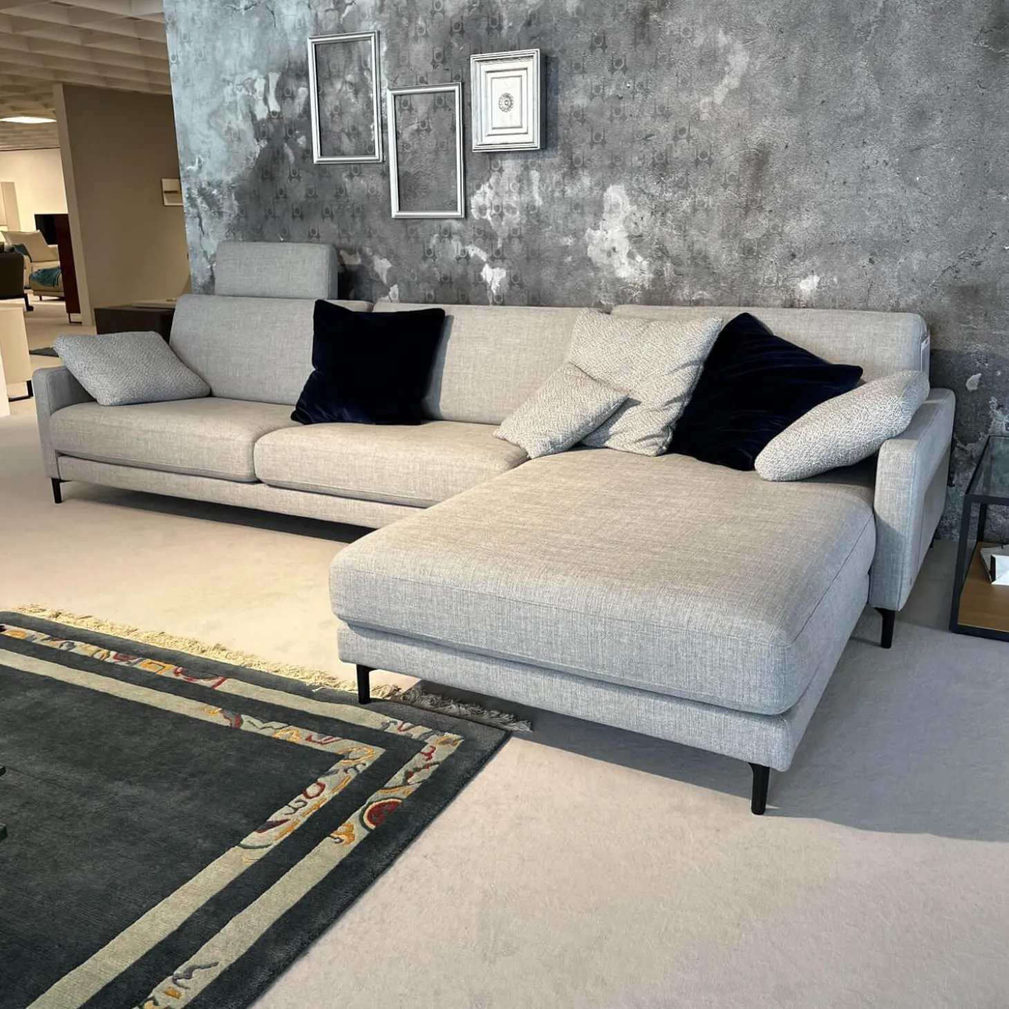 Ecksofa 011 Ego G Stoff 18 113 Signalgrau Gussfuß Aluminium Glatt Verkehrsschwarz Inklusive Kopfstütze Und Kissen