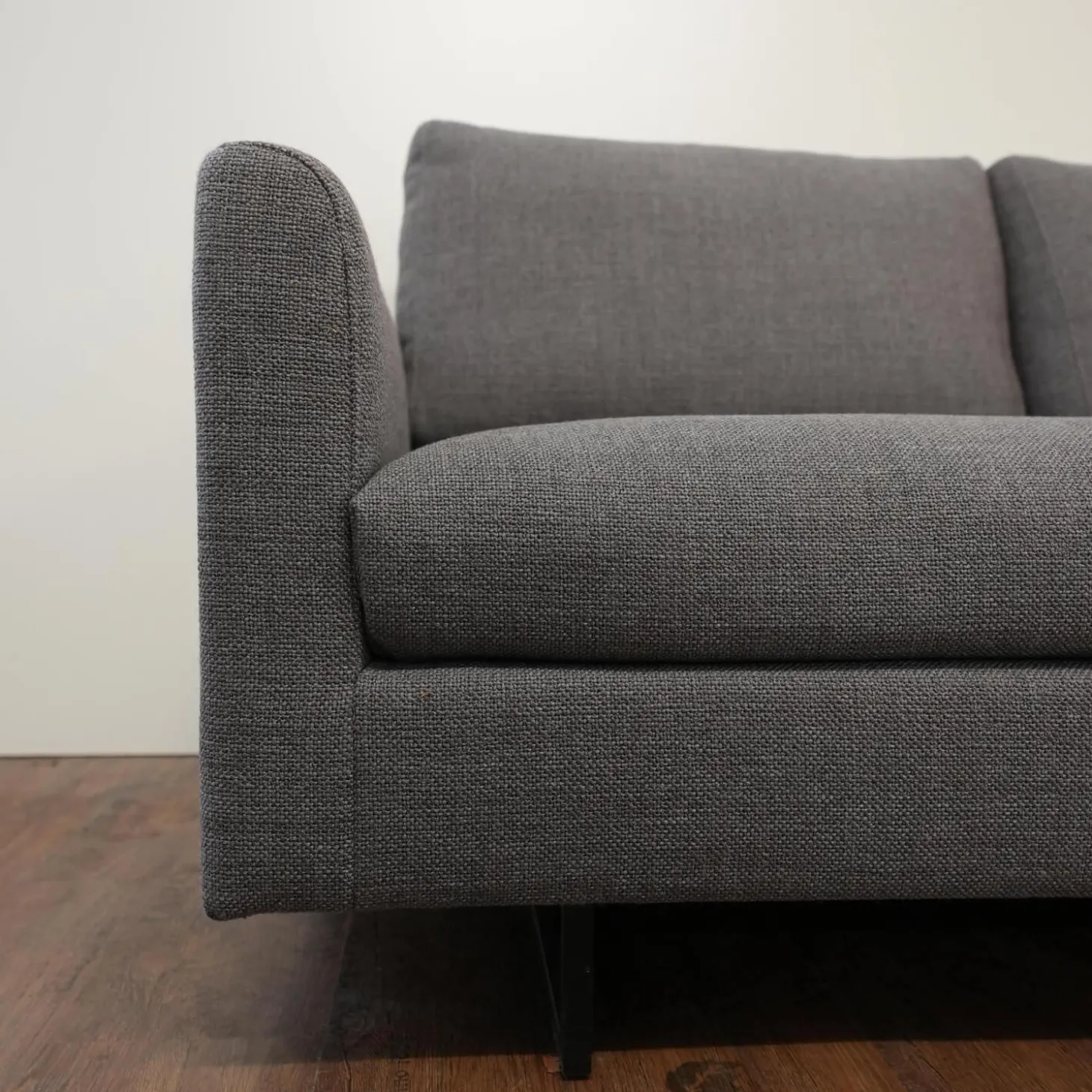 Ecksofa 134 In Stoff 6466 Mittel Grau Fußgestell In Stahl Kufe Quadratrohr Ral 9005 Tiefschwarz Matt