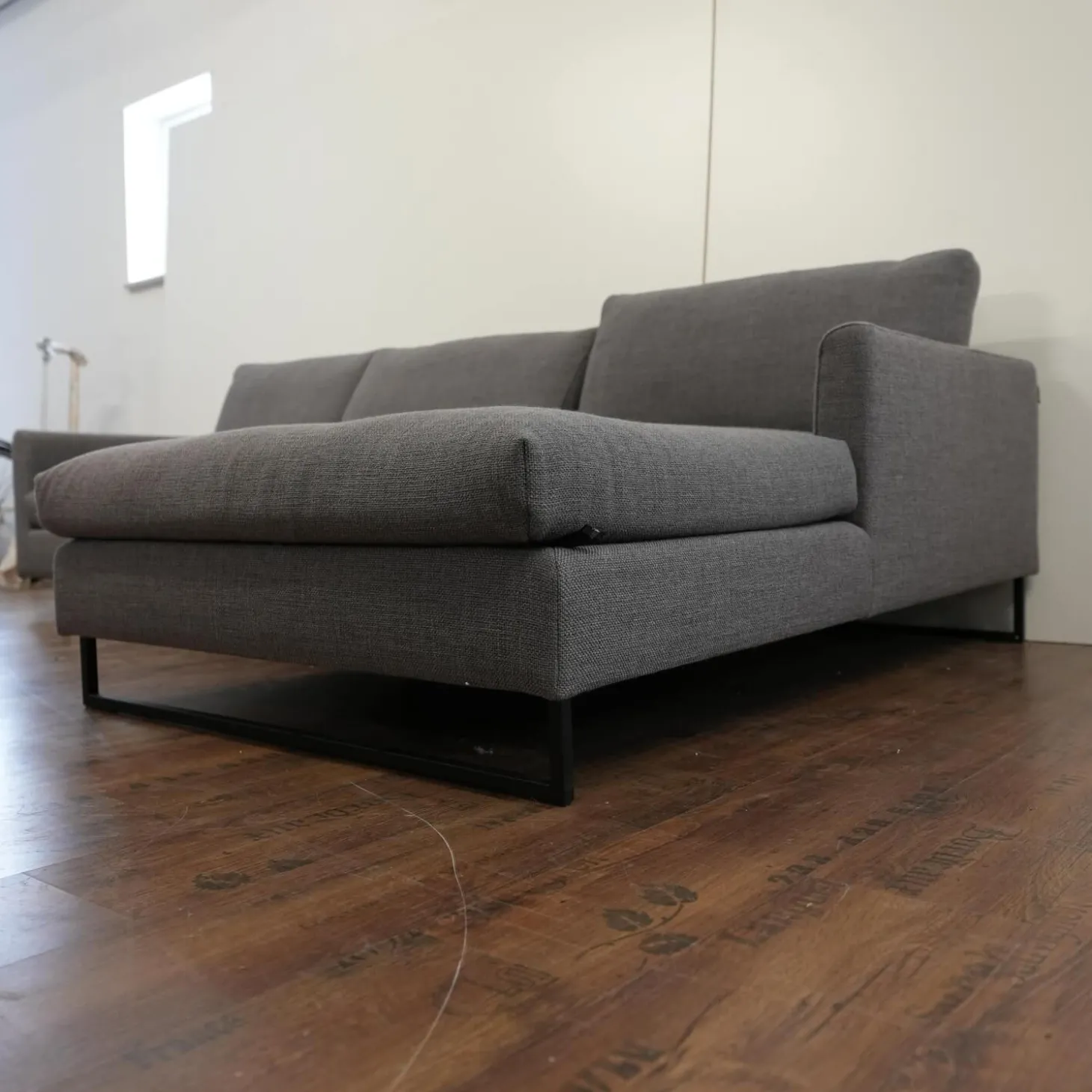 Ecksofa 134 In Stoff 6466 Mittel Grau Fußgestell In Stahl Kufe Quadratrohr Ral 9005 Tiefschwarz Matt