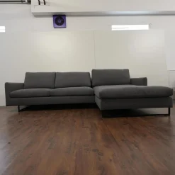 Ecksofa 134 In Stoff 6466 Mittel Grau Fußgestell In Stahl Kufe Quadratrohr Ral 9005 Tiefschwarz Matt