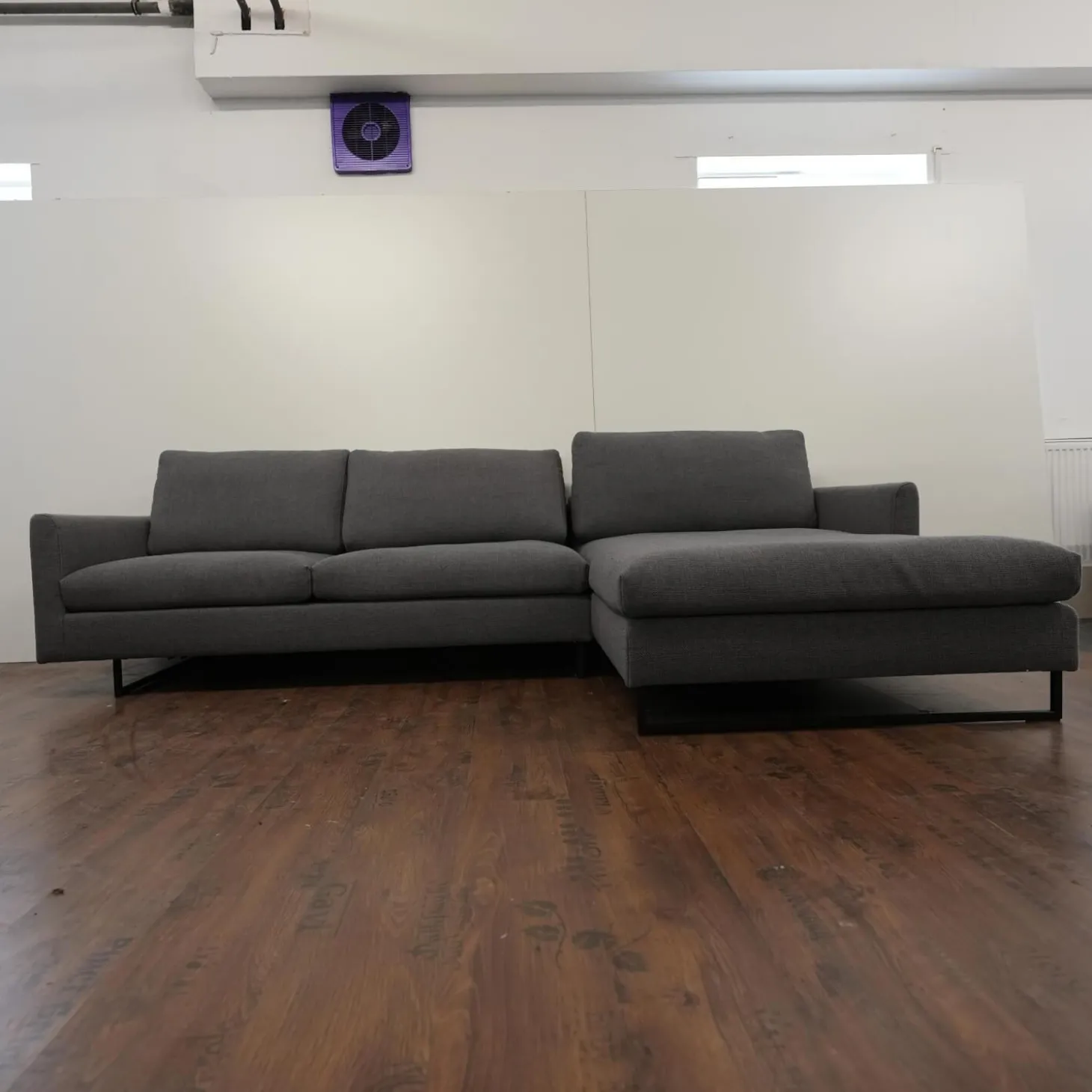 Ecksofa 134 In Stoff 6466 Mittel Grau Fußgestell In Stahl Kufe Quadratrohr Ral 9005 Tiefschwarz Matt