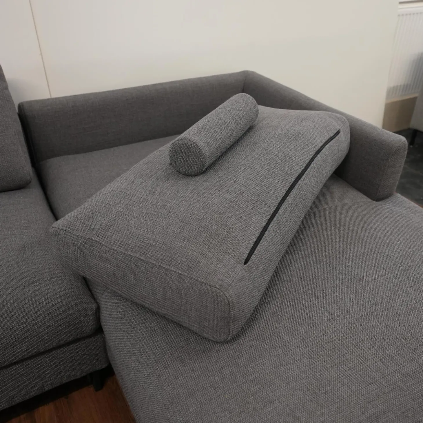 Ecksofa 134 In Stoff 6466 Mittel Grau Fußgestell In Stahl Kufe Quadratrohr Ral 9005 Tiefschwarz Matt