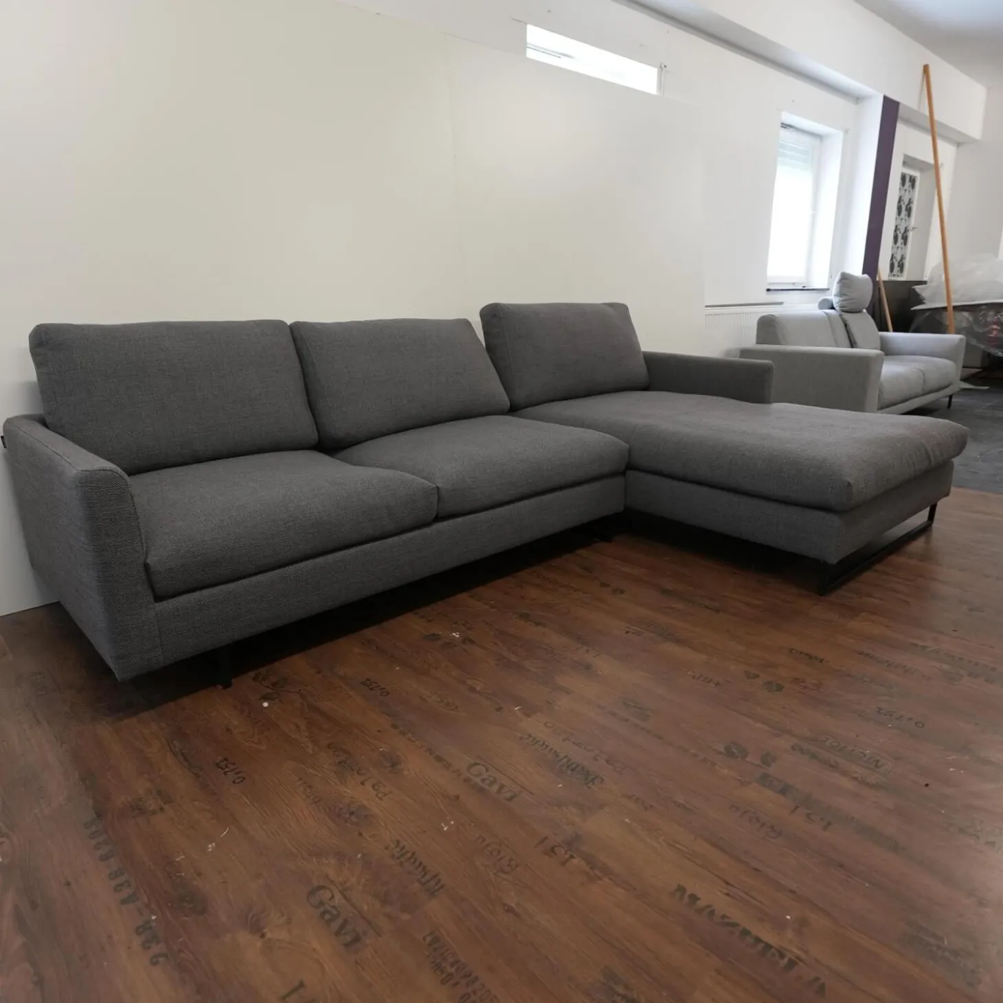 Ecksofa 134 In Stoff 6466 Mittel Grau Fußgestell In Stahl Kufe Quadratrohr Ral 9005 Tiefschwarz Matt