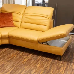 Ecksofa 1380 Leder Vivre Honey Gelb Füße Aluminium Mit Herz Waage Funktion Und Aufklappbarem Anstellhocker