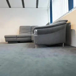 Ecksofa 1924 Stoff 24 Q2 Fashio Magma Grau Fuß Edelstahloptik