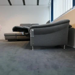 Ecksofa 1924 Stoff 24 Q2 Fashio Magma Grau Fuß Edelstahloptik