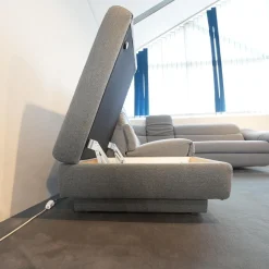 Ecksofa 1924 Stoff 24 Q2 Fashio Magma Grau Fuß Edelstahloptik