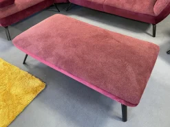 Ecksofa 80007 Webstoff Paris Chianti Rot Und Samtstoff Rivera Aubergine Violett Fuß Metall Schwarz Inklusive Hocker Und Verstellung