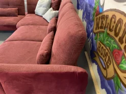 Ecksofa 80007 Webstoff Paris Chianti Rot Und Samtstoff Rivera Aubergine Violett Fuß Metall Schwarz Inklusive Hocker Und Verstellung