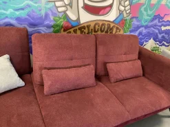 Ecksofa 80007 Webstoff Paris Chianti Rot Und Samtstoff Rivera Aubergine Violett Fuß Metall Schwarz Inklusive Hocker Und Verstellung