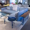 Ecksofa Addit Stoff 22.300 Saphirblau mit 4 Kissen und Tableau Nussbaum
