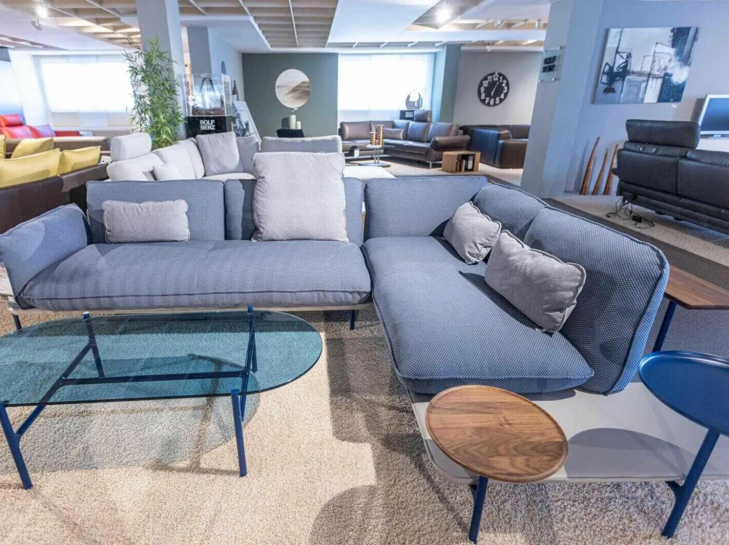 Ecksofa Addit Stoff 22.300 Saphirblau mit 4 Kissen und Tableau Nussbaum