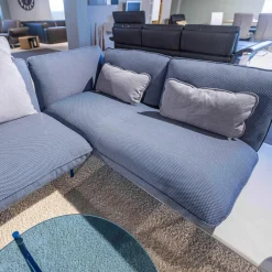 Ecksofa Addit Stoff 22.300 Saphirblau mit 4 Kissen und Tableau Nussbaum