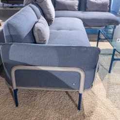 Ecksofa Addit Stoff 22.300 Saphirblau mit 4 Kissen und Tableau Nussbaum